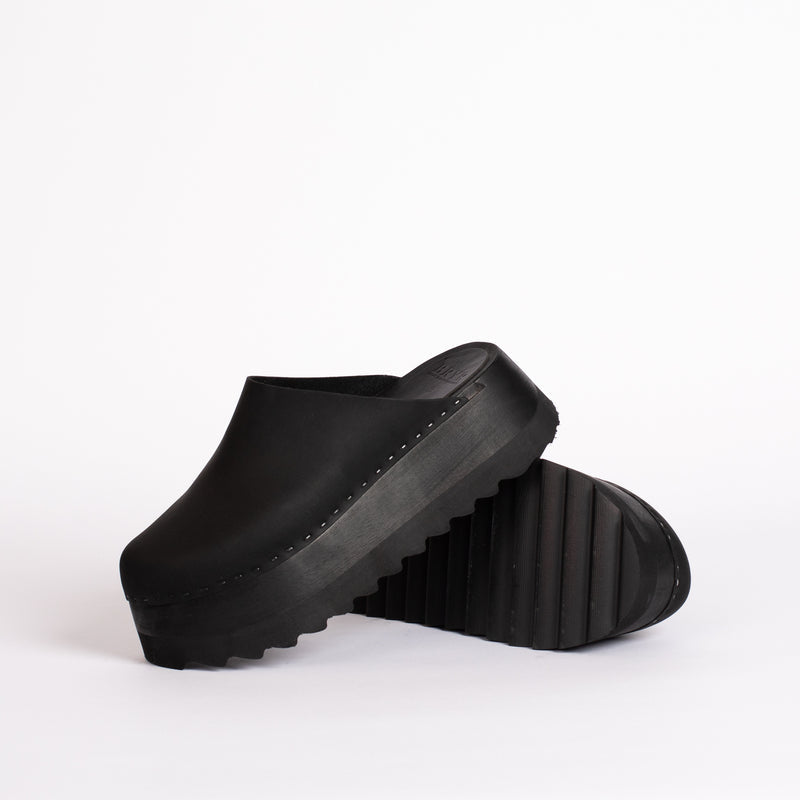 Chonk Clog in Monoblack
