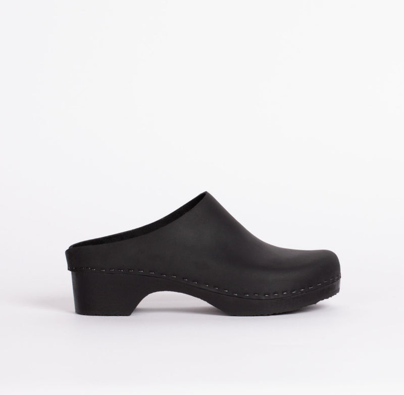 Lila in Monochrome black