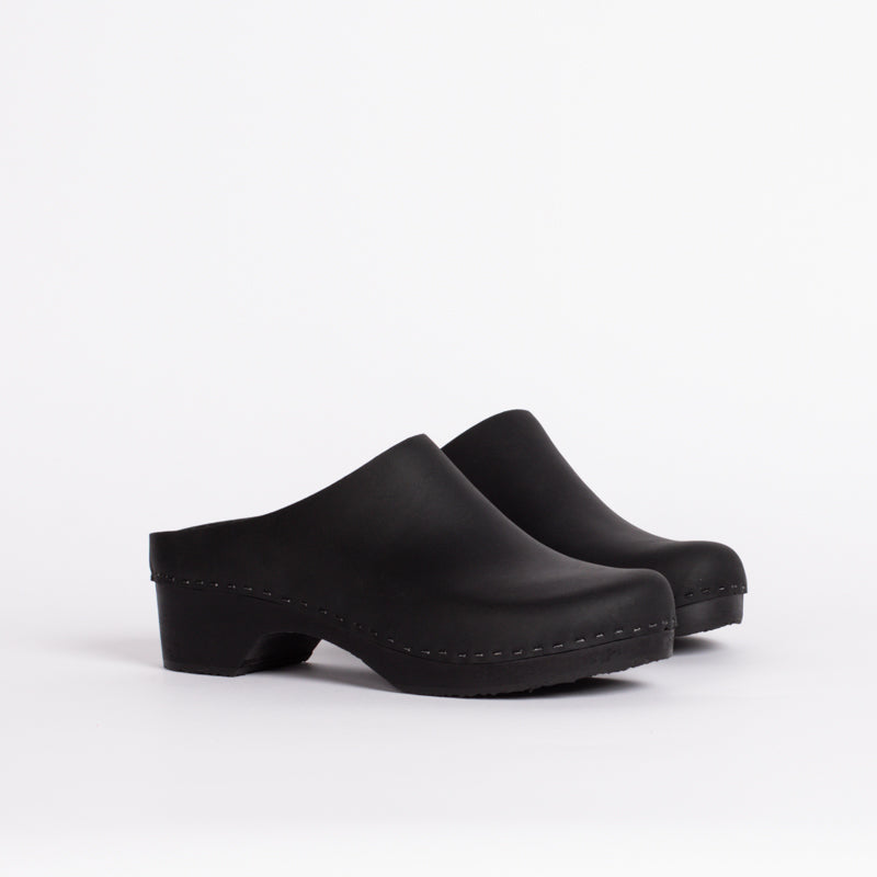 Lila in Monochrome black